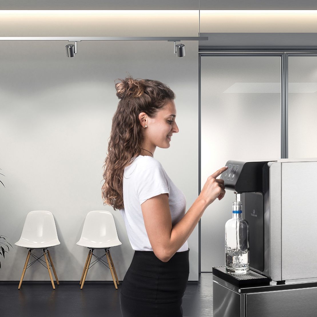 Mujer sirviéndose en dispensador de agua