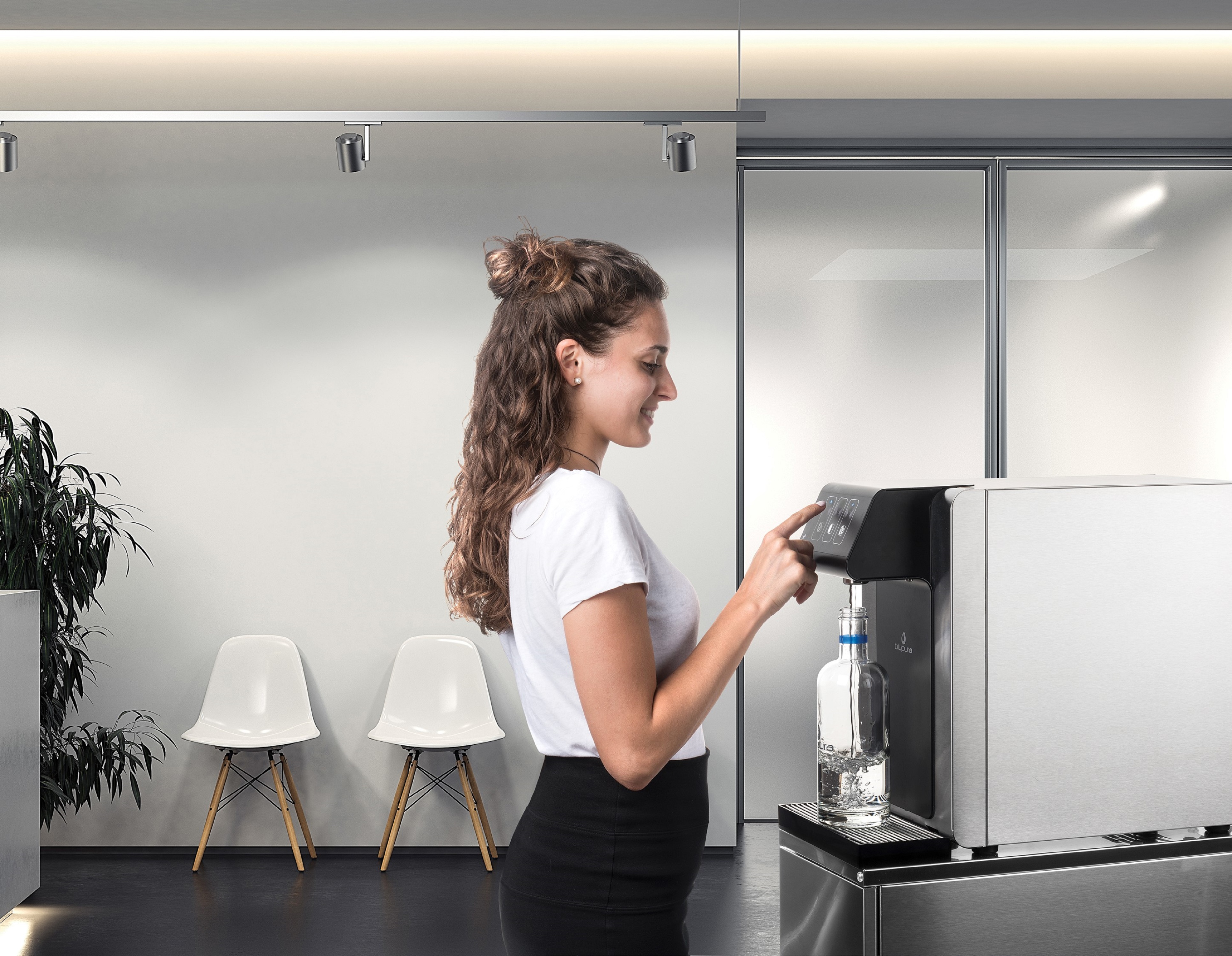 Mujer sirviéndose en dispensador de agua