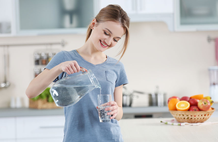 Tecnatur mujer tomando agua